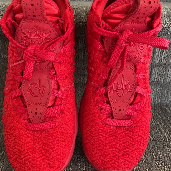 Boys Red Lebrons Size 5 - Picture 7 of 7